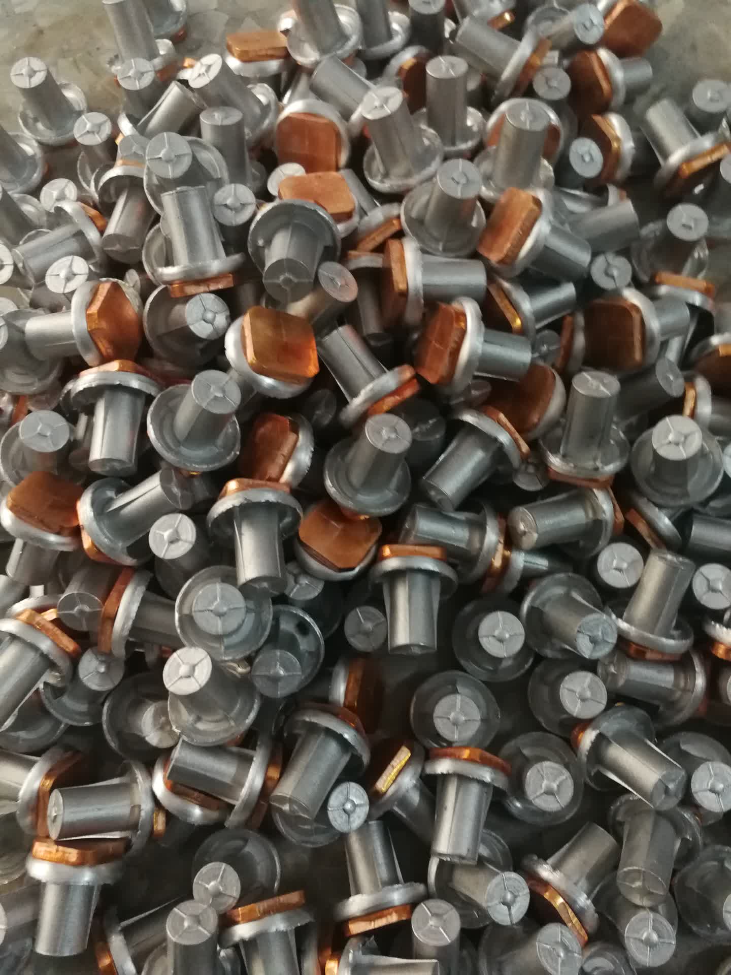 銅鋁復(fù)合極柱摩擦焊機加工 